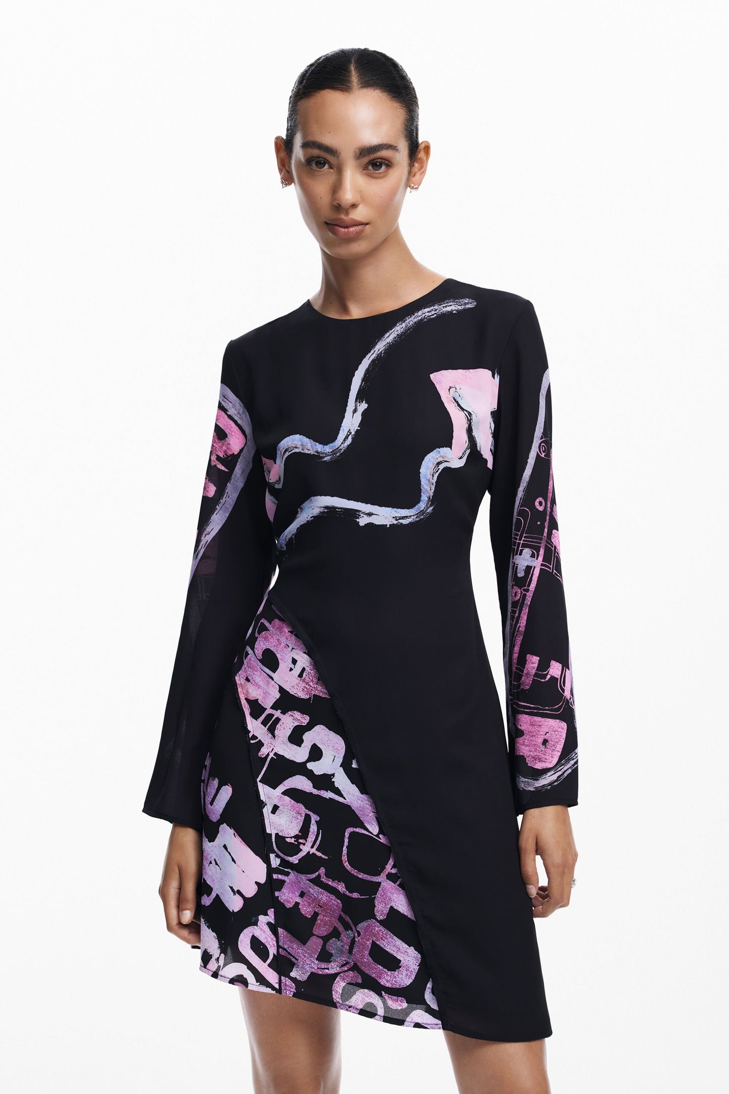Vestido curto assimétrico com letras